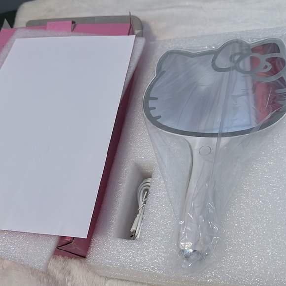 Impression Vanity Hello Kitty Led Hand Mirror with Standing base - Picture 4 of 5